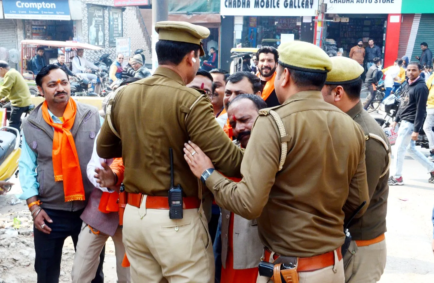 मुजफ्फरनगर में वैलेंटाइन डे का विरोध करने पर हिंदू महासभा के जिलाध्यक्ष सहित 17 गिरफ्तार