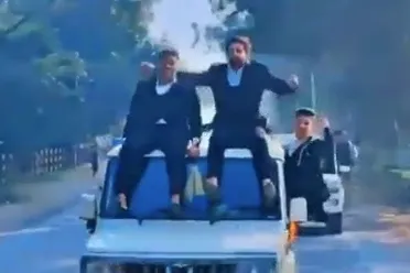 सहारनपुर में दिल्ली रोड पर स्कूली छात्रों का कार पर जानलेवा स्टंट करने का वीडियो सोशल मीडिया पर वायरल