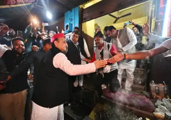 अखिलेश यादव ने ली पीएम मोदी की पसंदीदा दुकान पर चाय की चुस्की, बोले – यहाँ बस BJP नेताओ की फोटो !