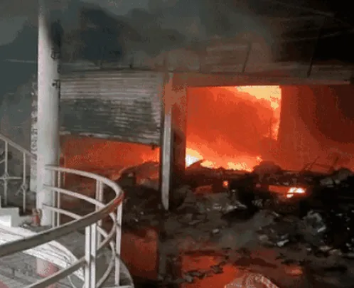 गोरखपुर के कॉम्प्लेक्स में लगी भीषण आग, 18 दुकानें जलकर राख