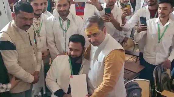 जामिया  कॉलेज ऑफ फार्मेसी में टैबलेट वितरण कार्यक्रम में पहुंचे राज्यमंत्री कुंवर बृजेश सिंह