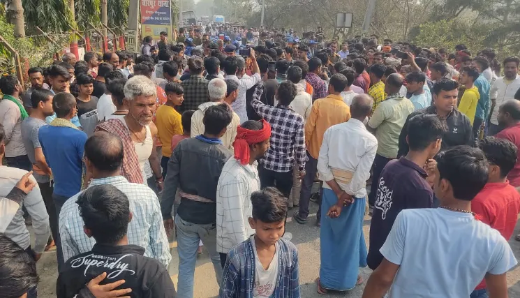 बेगूसराय में बवाल, दिनदहाड़े गोलीबारी के बाद आक्रोशित लोग उतरे सड़क पर
