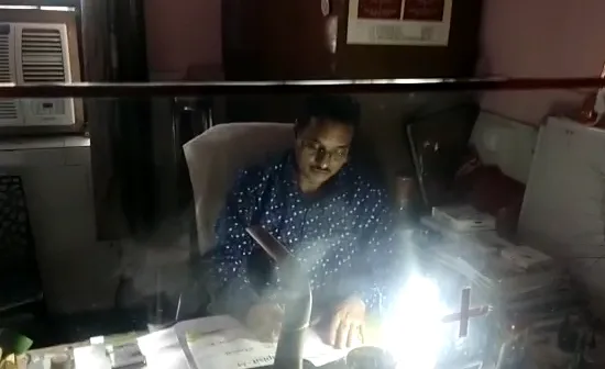 Ghaziabad जिला अस्पताल में 4 दिनों से नहीं है बिजली, अंधेरे में काम करने को मजबूर डॉक्टर