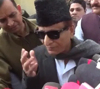 सवालों पर आजम खान ने कान पर उंगली रख किया इशारा- सुनाई नहीं देता..न बोल सकता हूं