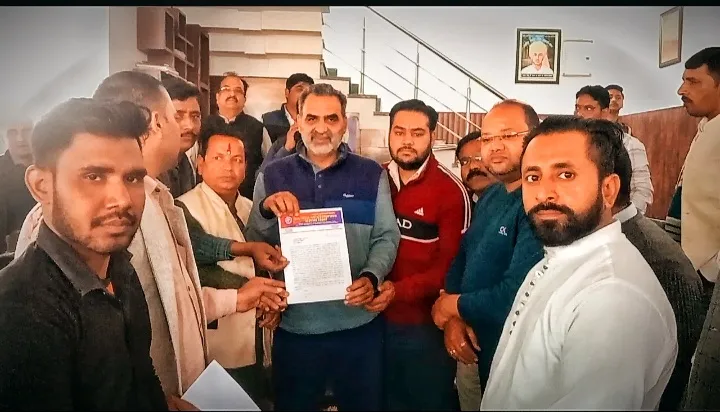 जिला अस्पताल में हो रही रिश्वतखोरी को लेकर एंटी करप्शन टीम ने केन्द्रीय मंत्री डॉ. संजीव बालियान को सौंपा ज्ञापन