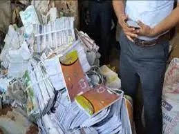 बांदा में परिषदीय स्कूलों में बंटने आई सरकारी किताबें फिर कबाड़ी की दुकान में बरामद, कबाड़ी गिरफ्तार