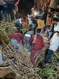 क्रय केंद्र पर तैनात चौकीदार की गन्ने के ट्रक के नीचे दबने से मौत, परिजनों ने लगाया जाम