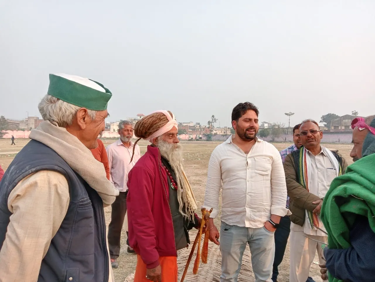 राकेश टिकैत ने नहीं दी दक्षिणा, तो ग्राउंड में धरने पर ही बैठे रहे  महंत, बेटे चरण सिंह से भिजवाई दक्षिणा