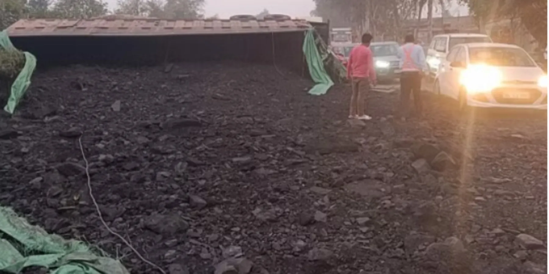 मेरठ-देहरादून हाइवे पर कोयले से भरा ट्रक पलटने से लगा जाम