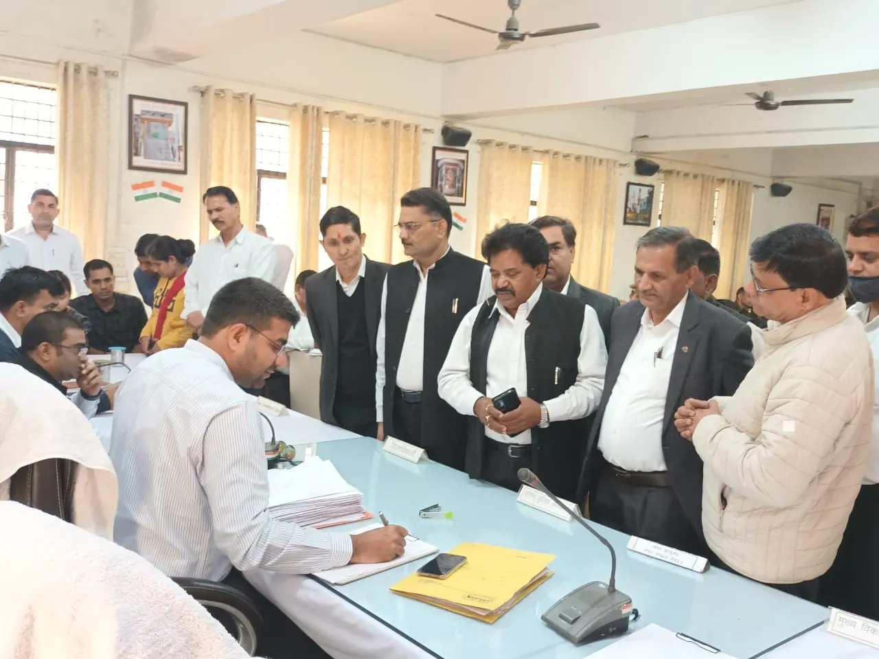 आमजन की शिकायतों का समयबद्ध व गुणवत्तापरक निस्तारण सुनिश्चित करें अधिकारी-जिलाधिकारी