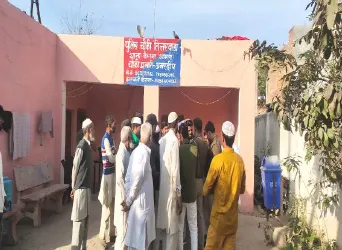 अपनी मर्जी से गांव में पहुँच गए बिजली चैकिंग करने,लाइनमैन झुसला,ग्रामीणों ने किया हंगामा