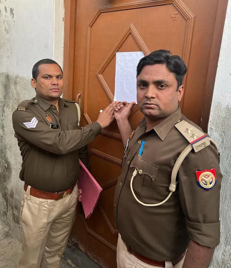 कैराना में नाबालिग को बहला-फुसलाकर भगा ले जाने के आरोप में आरोपी के घर चस्पा कुर्की नोटिस