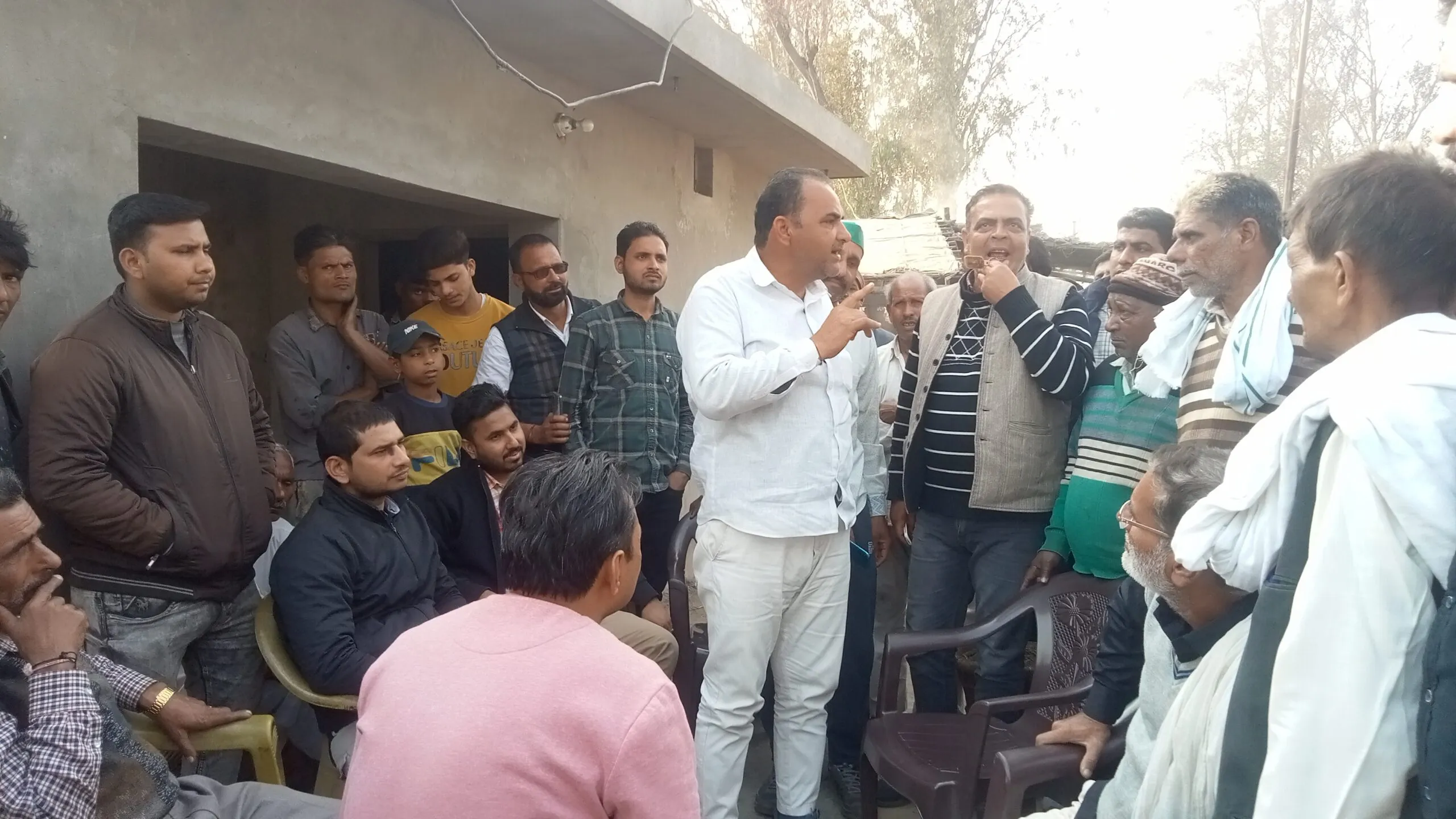 बकायेदारों का कनेक्शन काटने गई विद्युत विभाग की टीम का विरोध, कोल्हू संचालक बोले- अवैध वसूली चाहते है !