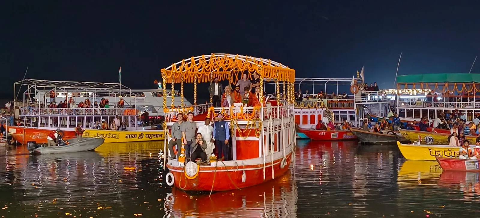 हिलेरी क्लिंटन आई काशी, मां गंगा की आरती में हुईं शामिल, वैदिक मंत्रों को सुन हुई मंत्रमुग्ध