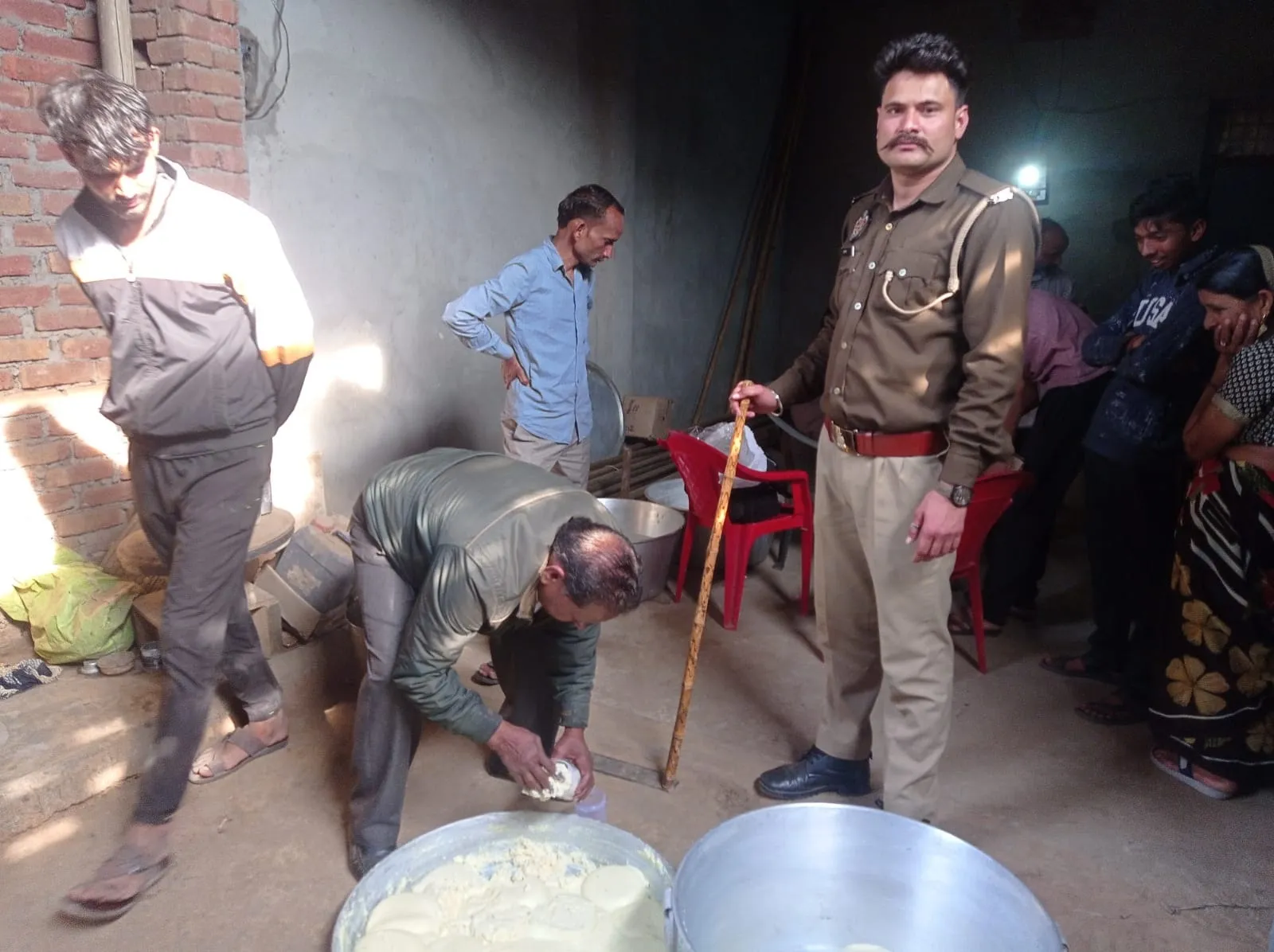 शादी के लिए मंगाया मावा, दे दिया ख़राब , शिकायत पर पहुंची टीम, मावे वाले ने कर दिया हंगामा