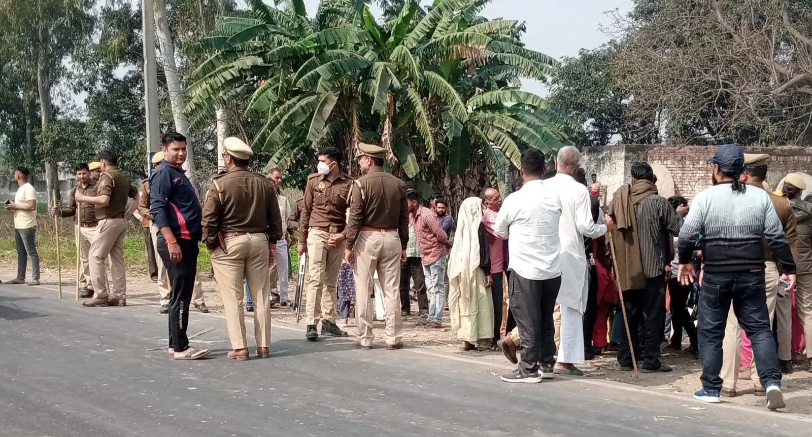 मुज़फ्फरनगर में सडक हादसों में दो की मौत, ग्रामीणों ने किया हंगामा तो पुलिस ने लिया हिरासत में !