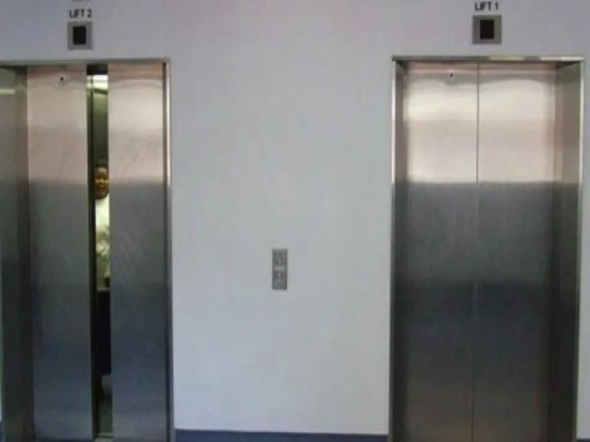 ग्रेटर नोएडा में लिफ्ट में फंसने से तीन लोगों की तबीयत बिगड़ी