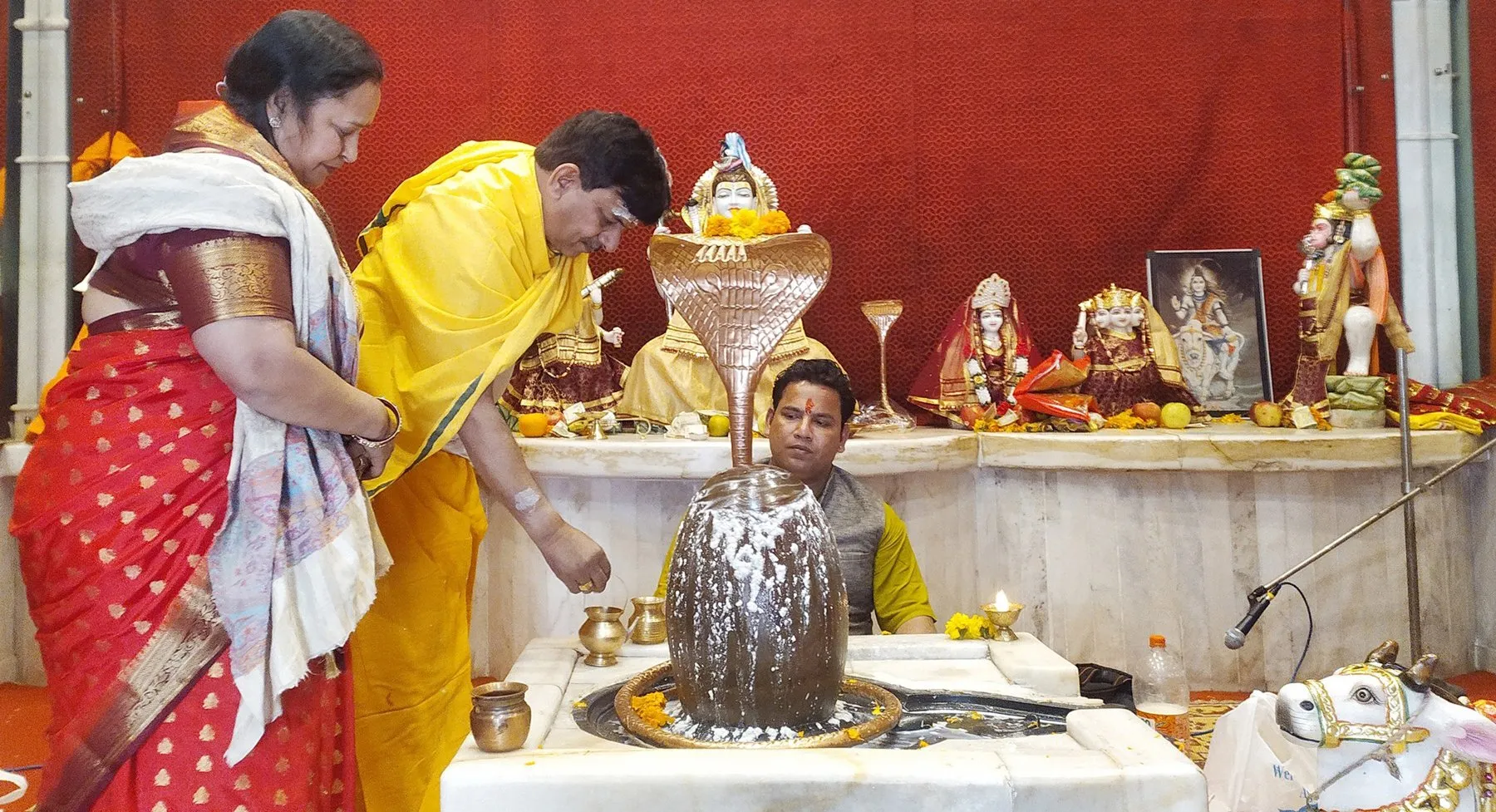 मंत्री कपिल देव अग्रवाल ने शुक्रताल व डीएम ने सम्भलहेडा के पंचमुखी महादेव मन्दिर में किया जलाभिषेक