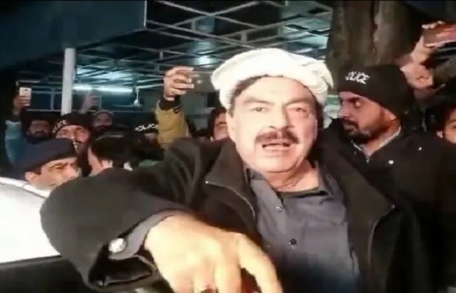 इमरान के करीबियों पर मंडरा रहा खतरा, पाकिस्तान के पूर्व गृह मंत्री शेख राशिद गिरफ्तार