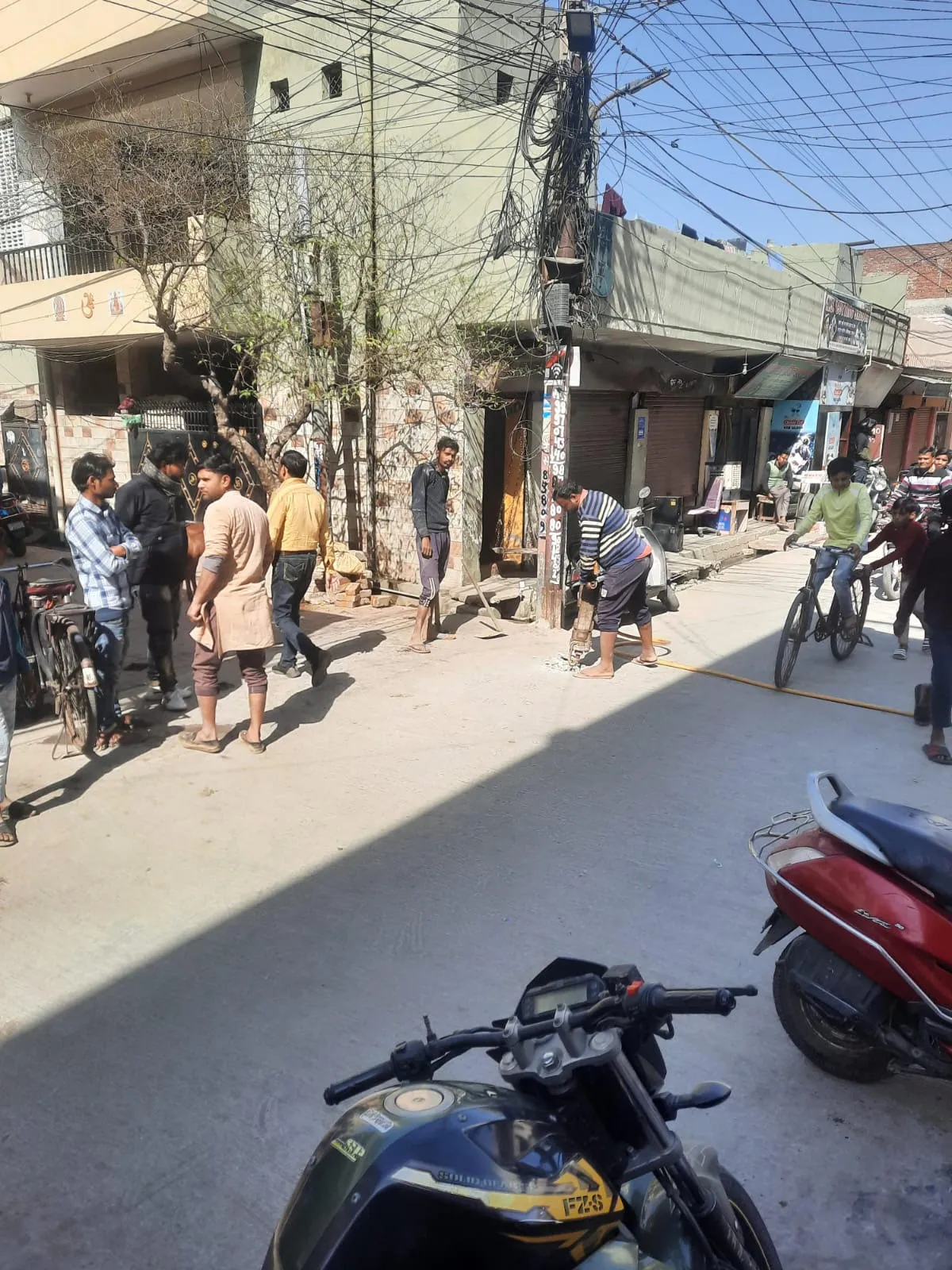 मुज़फ्फरनगर में आईजीएल की कारस्तानी- तुम सड़क बनाओ और हम उखाड़ेंगे, साकेत की सड़क बनते ही तोडना शुरू !