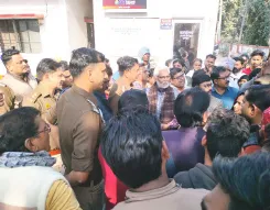 संजू के परिजनों ने जानसठ थाने का किया घेराव, हत्यारोपियों पर रासुका लगाने की मांग