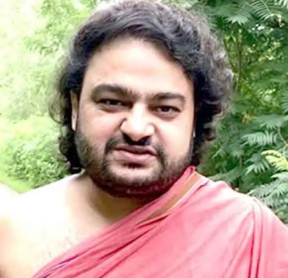 मुज़फ्फरनगर में स्वामी दीपांकर पर युवक ने थूका, हंसती रही पुलिस, बोली- मानसिक रोगी है युवक !