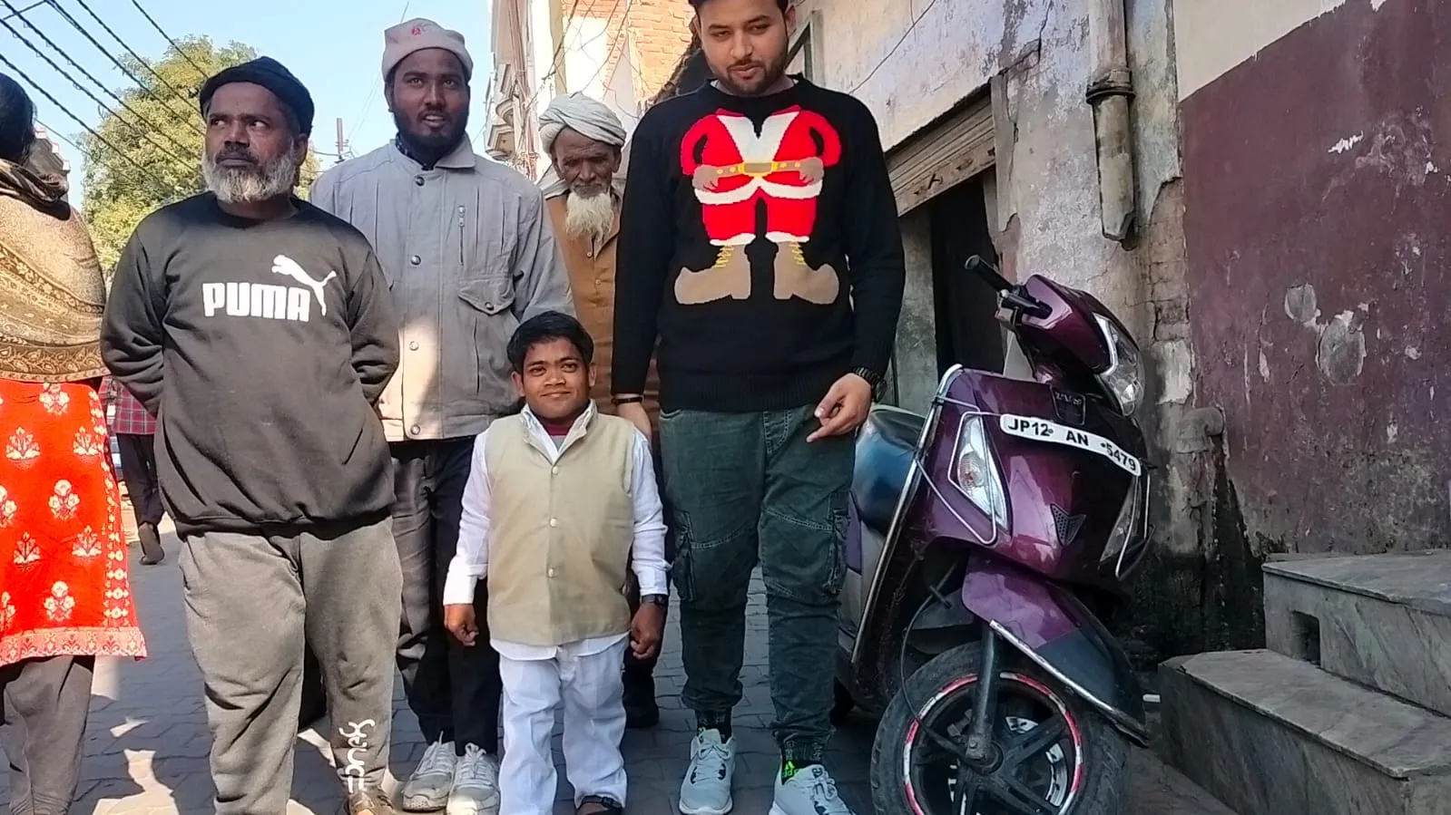 मुजफ्फरनगर में 3 फिट के विकलांग दानिश ने लगाई सीएम से शादी की गुहार