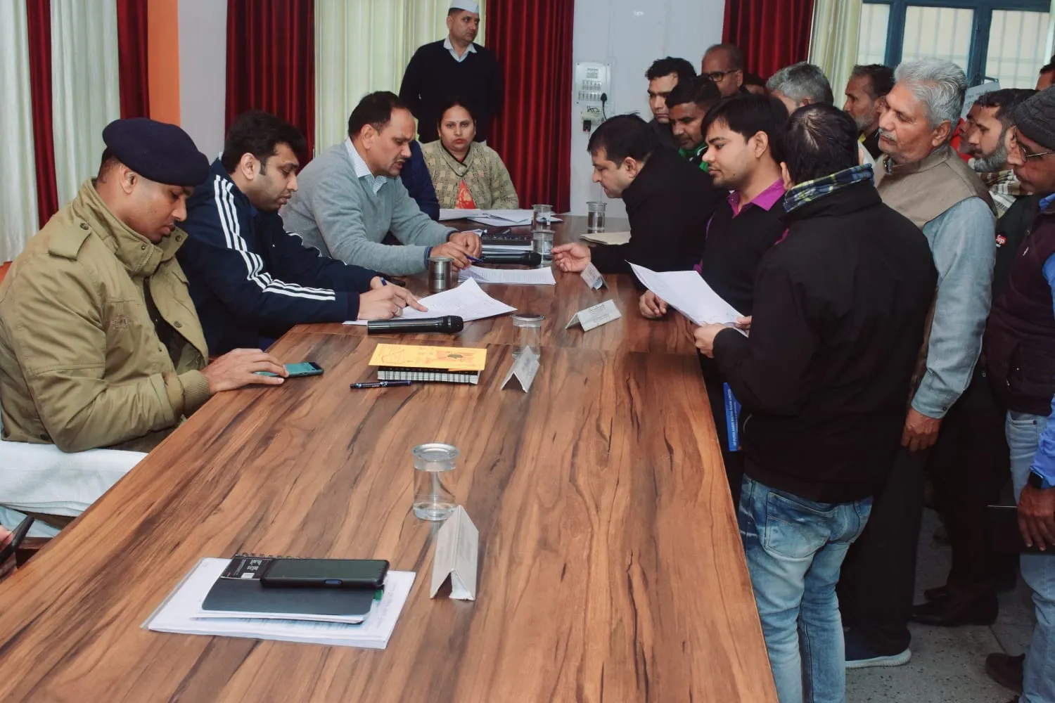 डीएम-एसएसपी ने खतौली में की जनसमस्याओं की सुनवाई, बोले-भूमि विवाद व अवैध कब्जे को गम्भीरता से लें लेखपाल