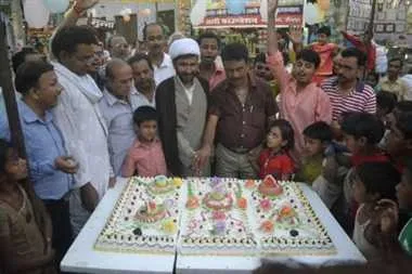 महिलाओं को भी मस्जिद में जाकर इबादत का अधिकार, हजरत अली के जन्मदिन पर काटा केक