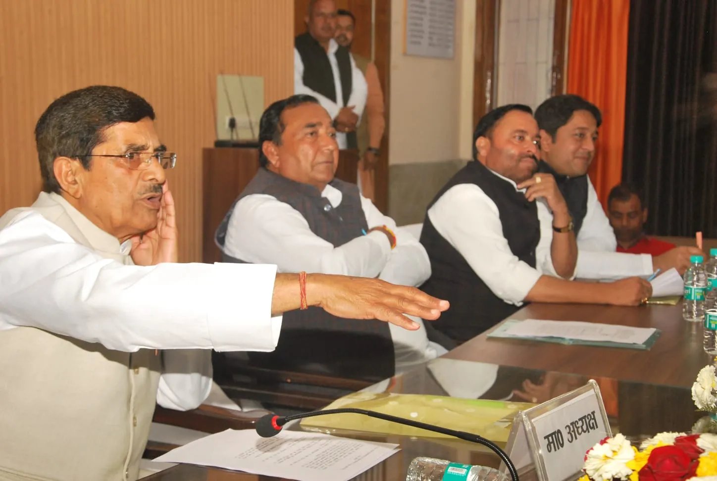 जिला पंचायत बोर्ड बैठक में विपक्षी सदस्यों ने किया हंगामा, अध्यक्ष पर काम ना देने का लगाया आरोप