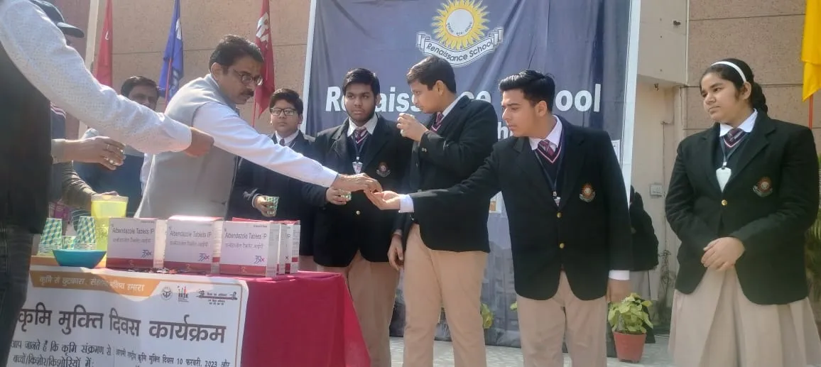 सीएमओ ने छात्र छात्राओं को दवा खिलाकर किया राष्ट्रीय कृमि मुक्ति दिवस का शुभारंभ 