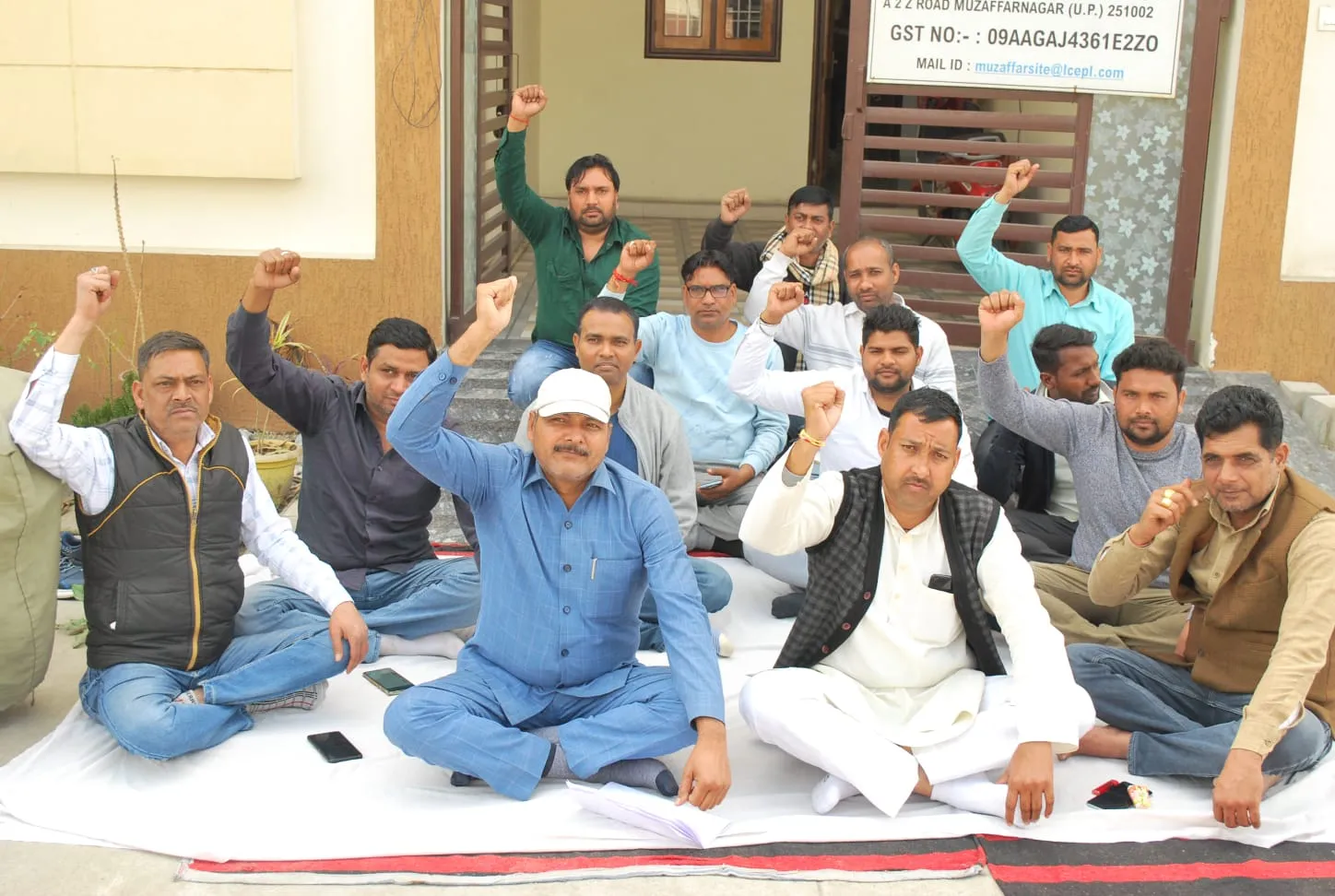 जेएमसी एलसीईपीएल आफिस पर यूपी जल निगम ठेकेदार एसोसिएशन का धरना चौथे दिन भी जारी, मांग ना मानी तो सोमवार को डीएम को देंगे ज्ञापन