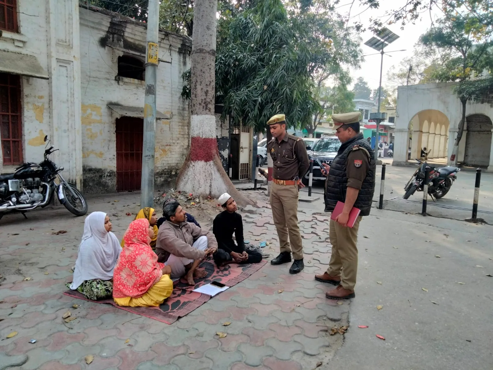 दंबगों के डर से डीएम कार्यालय के बाहर धरने पर बैठा पीड़ित परिवार, कहा- मकान का निर्माण नहीं होने दे रहे पड़ोसी  