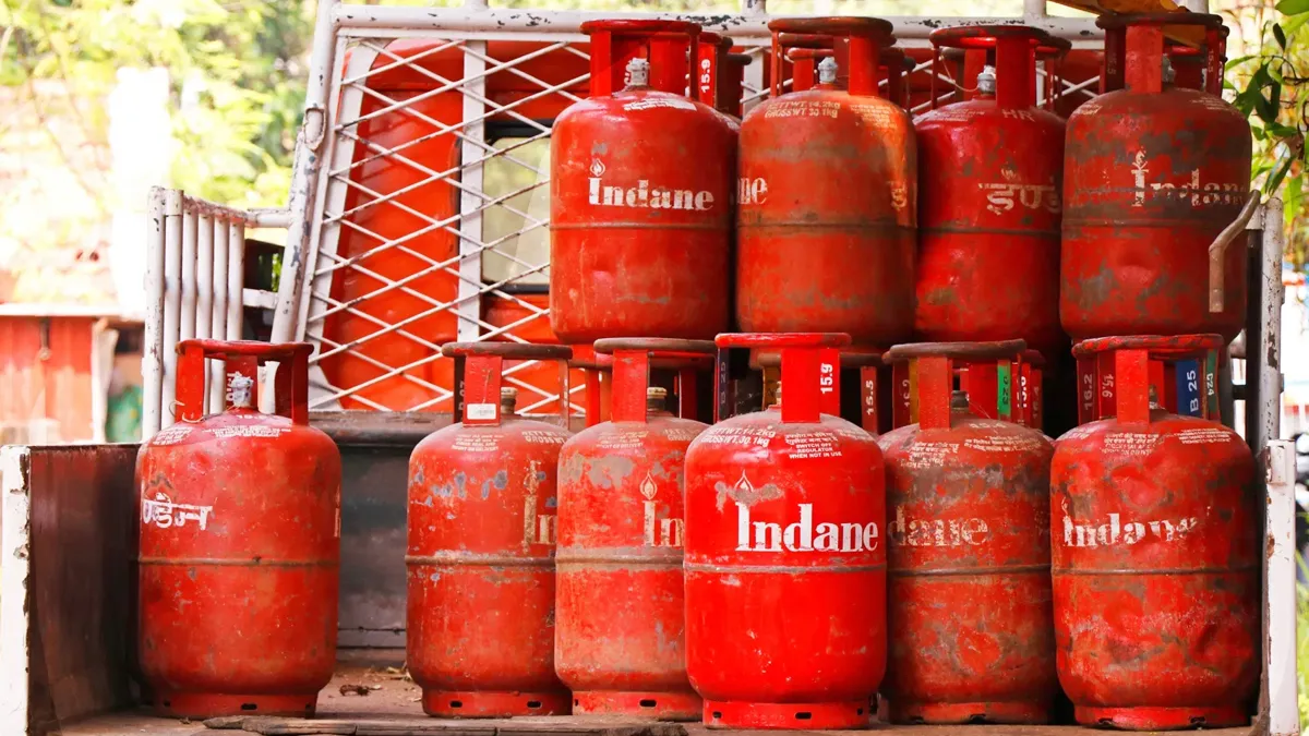 LPG संकट पर सरकार का बड़ा फैसला: होटलों में कोयला-केरोसिन की वापसी,  ग्रामीण क्षेत्रों में सिलेंडर की बुकिंग 45 दिन के अंतराल पर