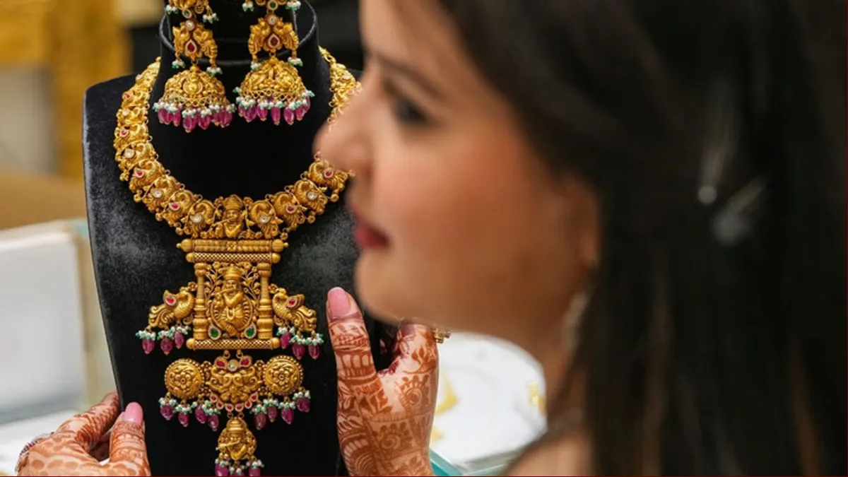 सर्राफा बाजार में चमका सोना,  सोना ₹1,73,000 के पार..चांदी के भाव में सांकेतिक गिरावट