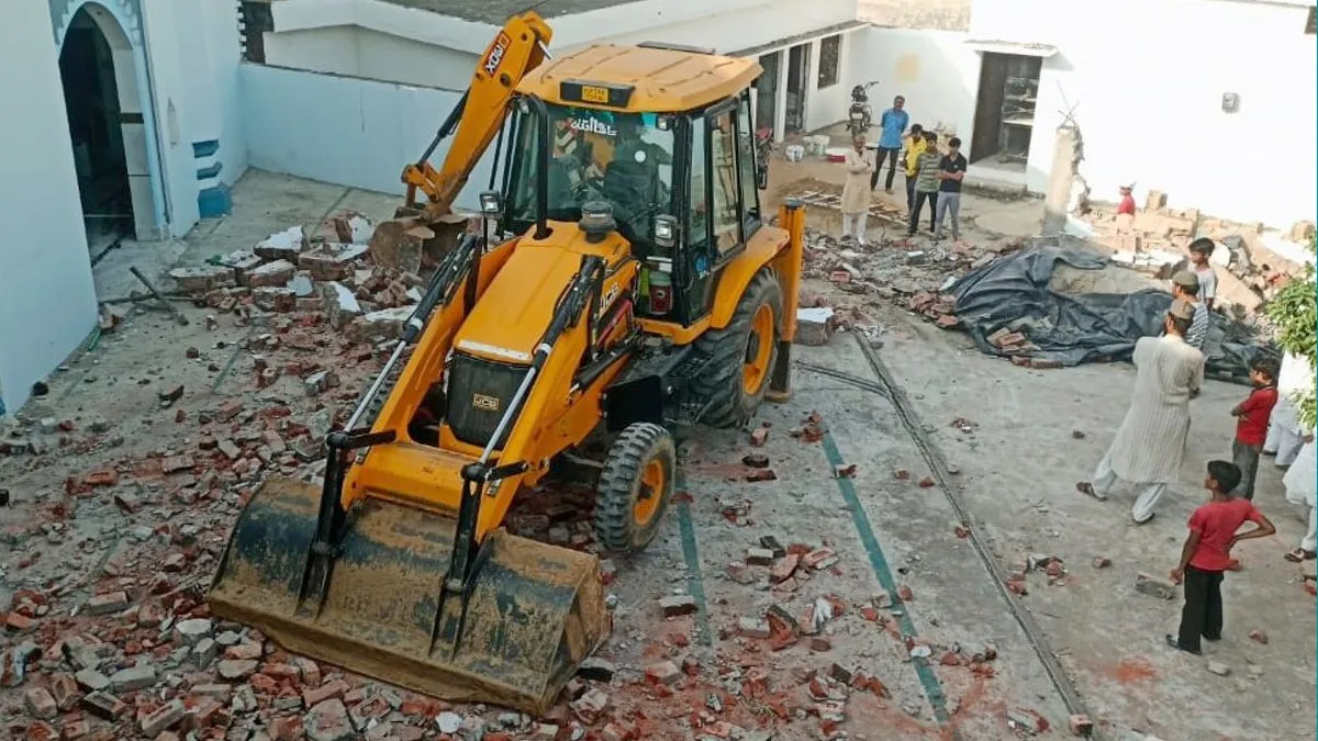 न्यायालय के आदेश पर बरेली में अवैध निर्माण ध्वस्त, 300 वर्गगज भूमि कब्जामुक्त