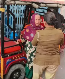 मुज़फ्फरनगर में बच्चा चोर महिला पकड़ी गई, पुलिस कर रही पूछताछ