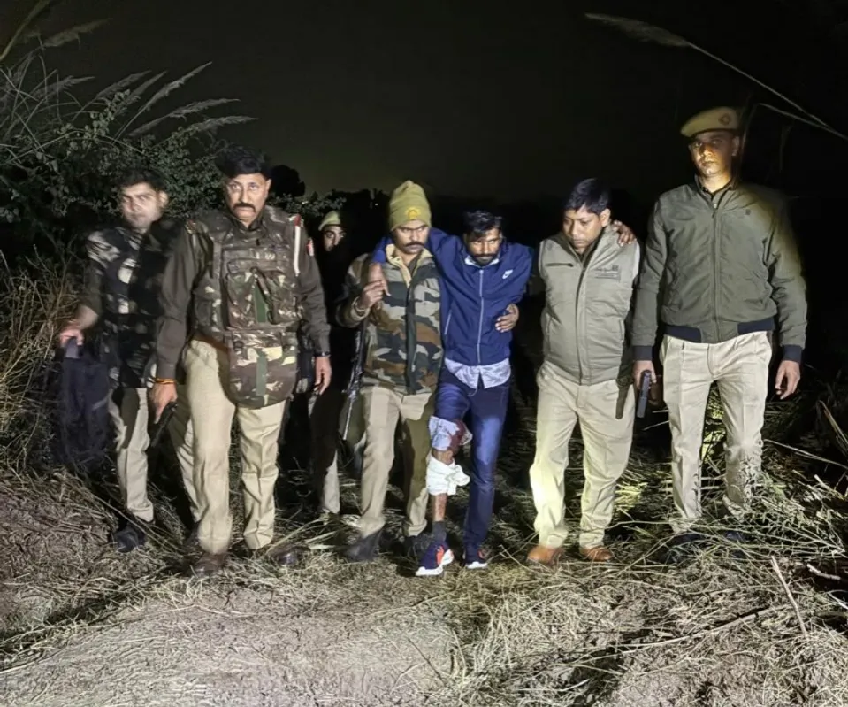 इटावा में पुलिस मुठभेड़ में हिस्ट्रीशीटर बदमाश घायल, तमंचा-कारतूस और चोरी का सामान बरामद