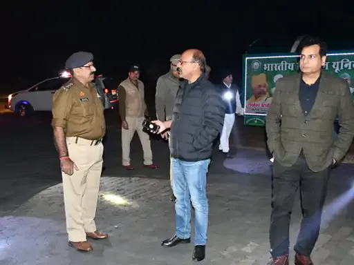 मुजफ्फरनगर के शोरम गांव में उपमुख्यमंत्री के आगमन को लेकर हेलीपैड का निरीक्षण