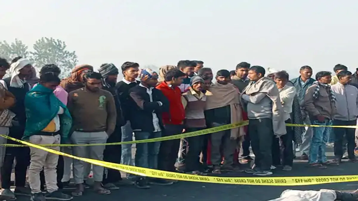 हसनपुर में गंगा एक्सप्रेसवे पर मिला युवक का लहूलुहान शव: सिर पर गहरी चोट, शर्ट-चप्पल गायब होने से हत्या की आशंका तेज