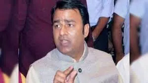 “मेरठ में पूर्व विधायक संगीत सोम और जिलाध्यक्ष राणा में मंच पर हुई तीखी बहस, अश्वनी त्यागी ने कराया मामला शांत