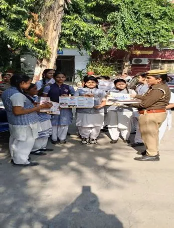 मेरठ पुलिस ने मिशन शक्ति अभियान फेज 5.0 के तहत चलाया जागरूकता अभियान