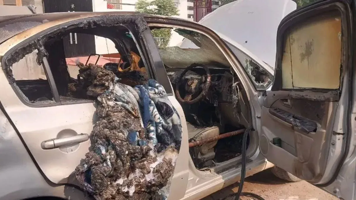 तीन साल के रिश्ते का दर्दनाक अंत: प्रेमिका से अनबन के बाद युवक ने कार में आग लगाकर की आत्महत्या, इलाके में मची सनसनी