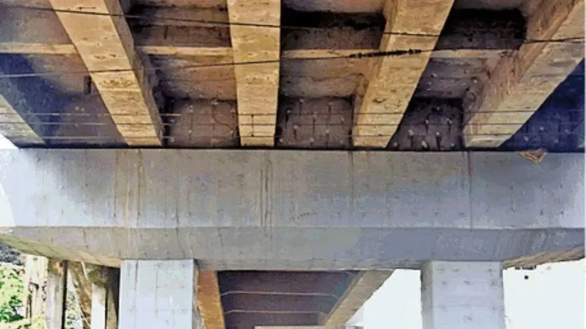 मुरादाबाद के डबल फाटक पुल से भारी वाहनों पर रोक: दो शिफ्ट में 16 ट्रैफिक पुलिसकर्मी तैनात