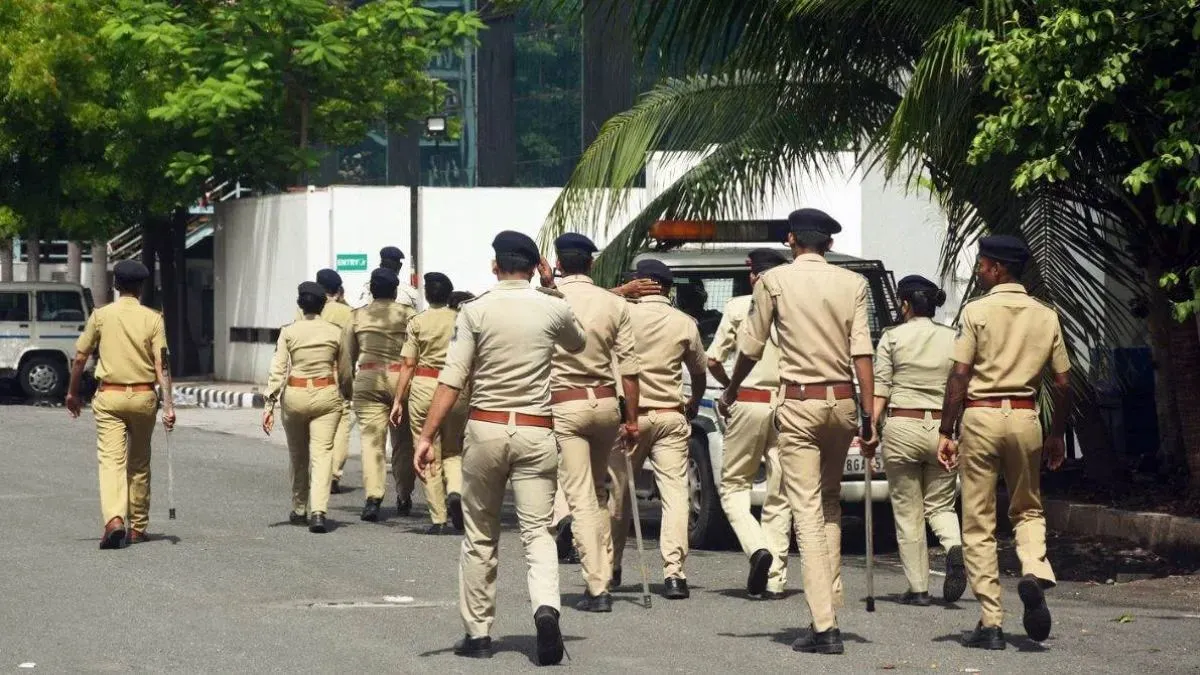 आगरा कोर्ट परिसर में बम की खबर से मची अफरातफरी..भारी पुलिस बल और बम निरोधक दस्ते ने चलाया सर्च ऑपरेशन