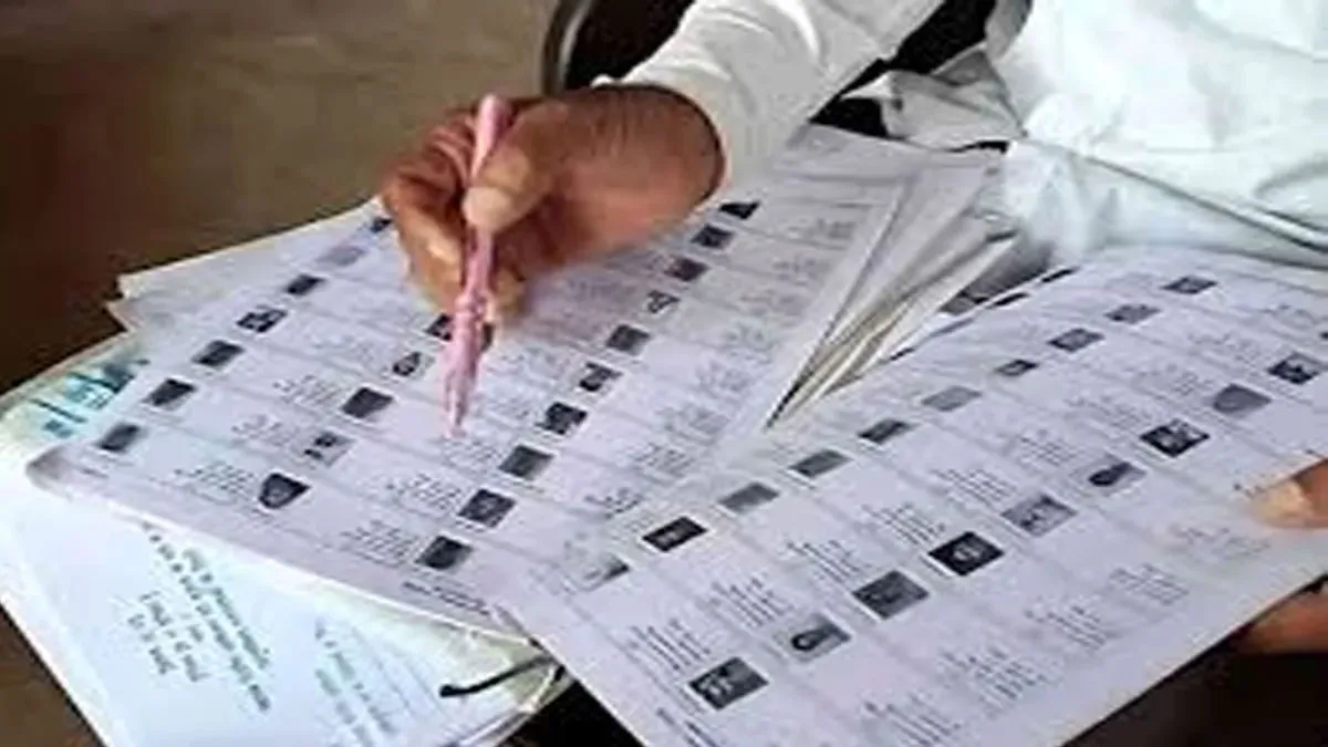 उप्र में एसआईआर : एक करोड़ से ज्यादा मतदाताओं को नोटिस जारी, दो घंटे बूथ पर बीएलओ के रहने के निर्देश