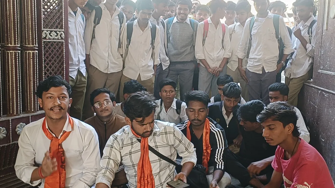  शामली के वीवी इंटर कॉलेज में हंगामा: ABVP का प्रदर्शन, मनमानी फीस बढ़ाने का आरोप