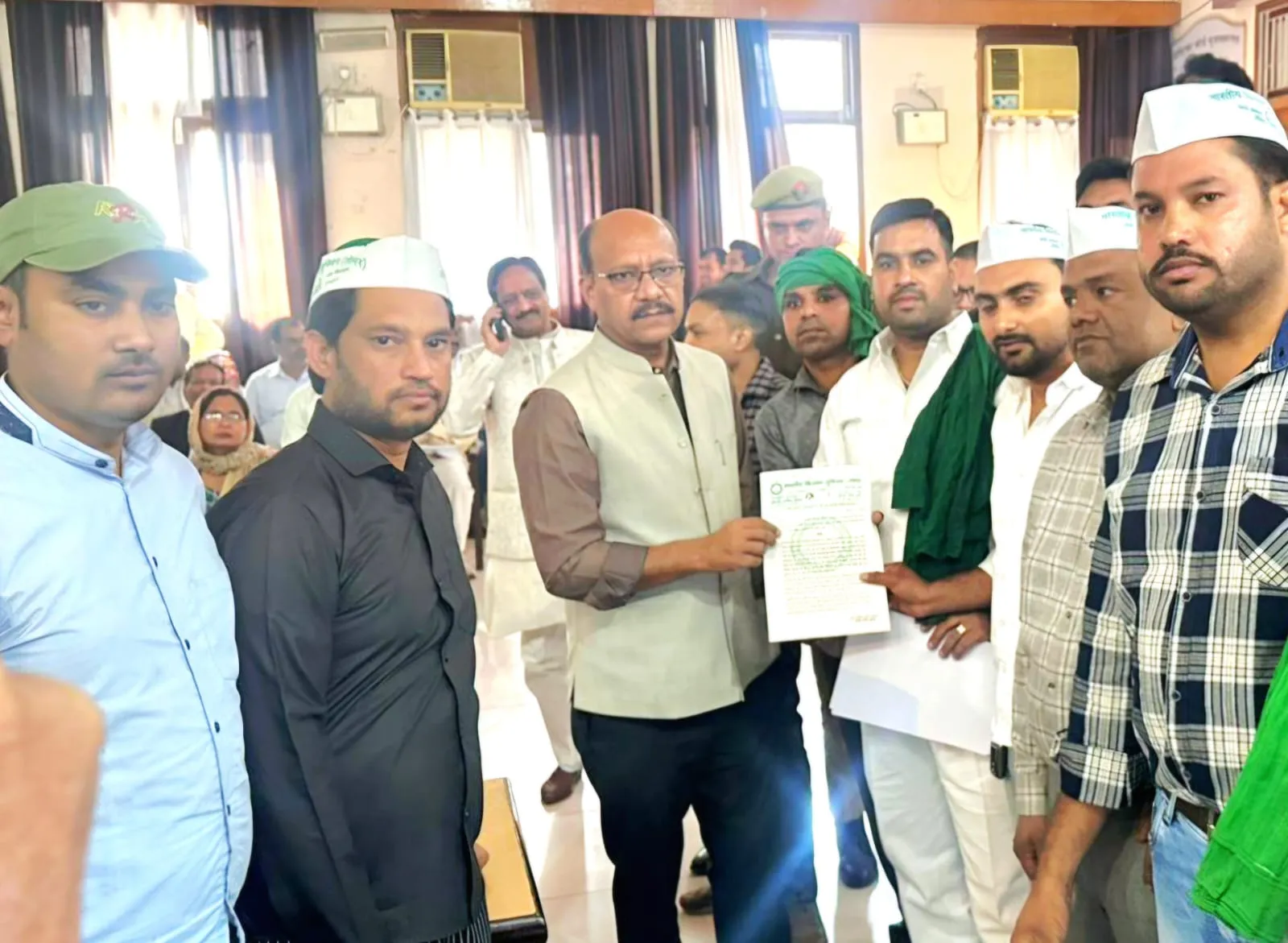 मुजफ्फरनगर: छात्र उज्ज्वल राणा की मौत पर भड़का भाकियू तोमर, डीएम को सौंपा तीन सूत्रीय ज्ञापन