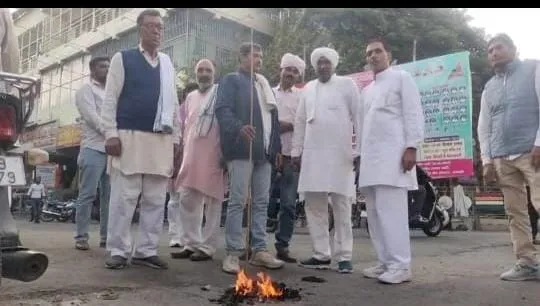 शामली: गठवाला खाप ने आतंकवाद का पुतला दहन किया, दिल्ली ब्लास्ट के आरोपियों को सार्वजनिक सजा देने की मांग