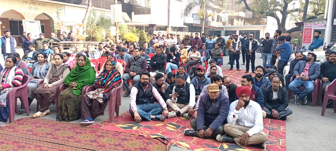 सहारनपुर: मेयर पर क्लर्क से अभद्रता का आरोप, निगम कर्मचारी धरने पर, कार्यालय बंद